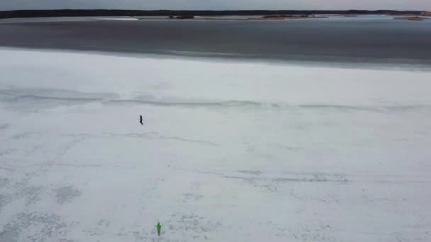 Dziewczyna Biegnie Wzdłuż Wyschniętego Jeziora Solnego Widok Powietrza — Wideo stockowe