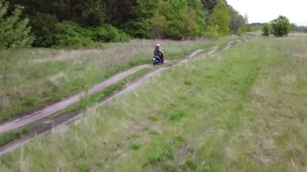 Dziewczyna Dziecko Jadą Skuterem Motorowym Lub Motocyklem Polnej Drodze Między — Wideo stockowe