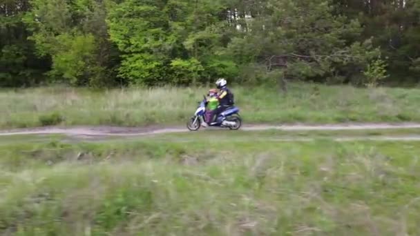 Egy Lány Egy Gyerek Motorozni Moto Robogóval Vagy Motorkerékpárral Egy — Stock videók