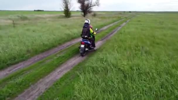 Dziewczyna Dziecko Jadące Skuterem Motorowym Lub Motocyklem Polnej Drodze Między — Wideo stockowe