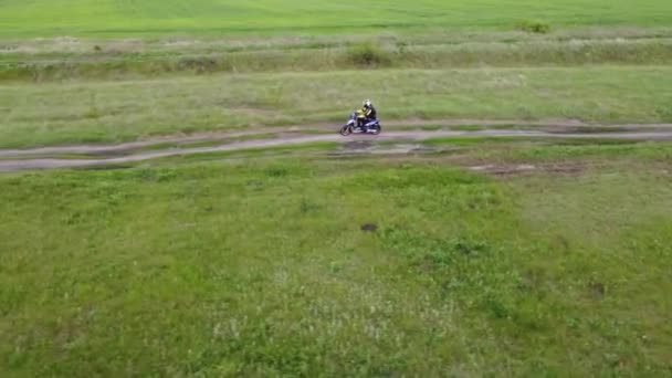 Flicka Rider Moto Scooter Eller Motorcykel Längs Grusväg Mellan Fälten — Stockvideo