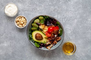Yumurtalı Keto salatası, avokado, domates, zeytin yağı, tereyağı ve fındık. Sağlıklı yağ kavramı, düşük karbonhidrat, ketojenik diyet