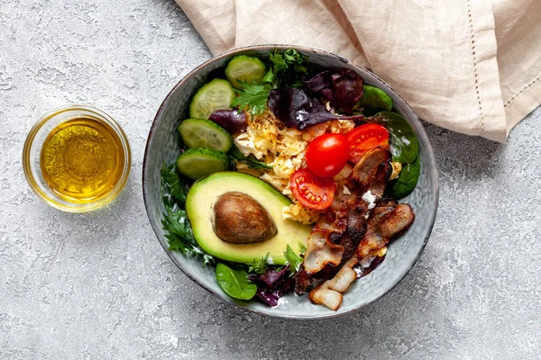 Domuz pastırması, domates, avokado ve zeytinyağlı omlet. Sağlıklı yağ kavramı.