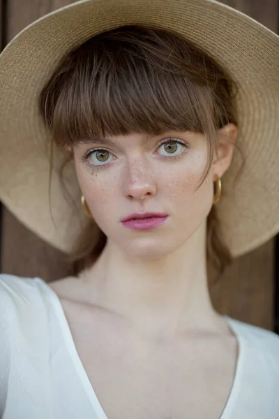 若い女の子の藁帽子 クローズアップ肖像画 スキンケアの概念 美しさの化粧 春のファッションルック — ストック写真