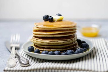 Yabanmersinli krep, tereyağı ve bal. Kahvaltı zamanı..