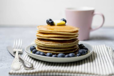 Yabanmersinli krep, tereyağı ve bal. Kahvaltı zamanı..