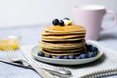 Böğürtlenli Amerikan gözlemesi, tereyağı, bal ve bir fincan kahve.. 