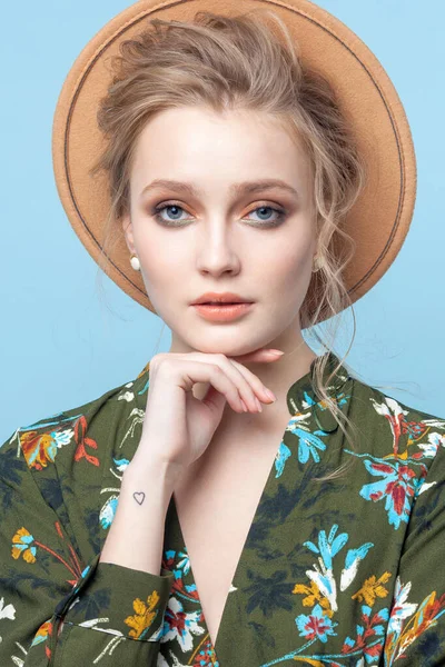 Close Portrait Young Blond Woman Green Dress Straw Hat Blue — Stock Photo, Image