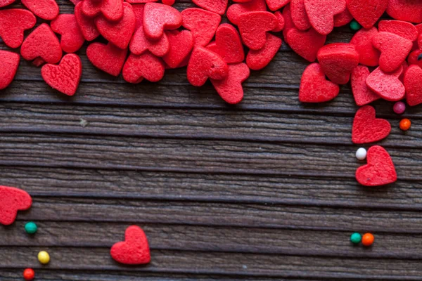 Fondo Madera Oscura Con Corazones Caramelo Rojo Vista Superior — Foto de Stock