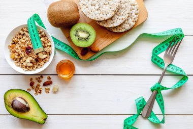 Sağlıklı beslenme geçmişi: müsli, kivi, fındık, avokado ve bal, üst görünüm