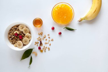 Müsli ile kahvaltı, bal, muz ve reçel beyaz masada, üst manzara