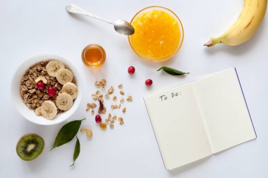 Yulaf lapası, reçel, böğürtlen, beyaz masada bal, üst manzara.