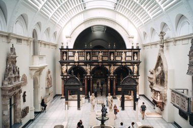 Londra 'daki Victoria ve Albert Müzesi' ndeki (V & A) antik heykeller dünyanın en büyük uygulamalı ve dekoratif sanat ve tasarım müzesidir.