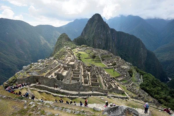 Los turistas caminan en el sitio de Machu Picchu — Foto de Stock