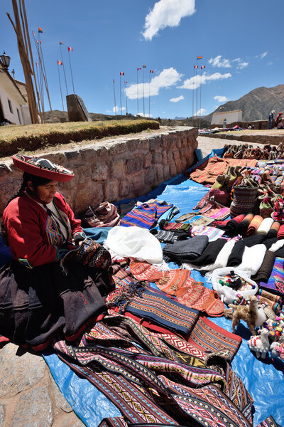 People trades traditional souvenirs in Chinchero, Peru