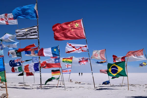 Salar de Uyuni, Bolívia különböző nemzetek zászlói — Stock Fotó