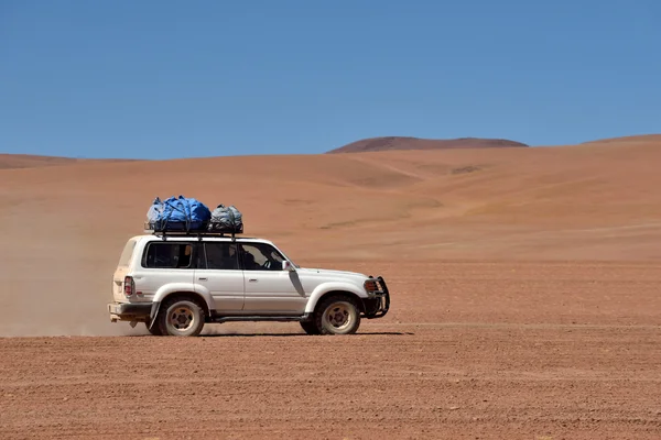 Samochód terenowy na pustyni Atacama w Boliwii — Zdjęcie stockowe