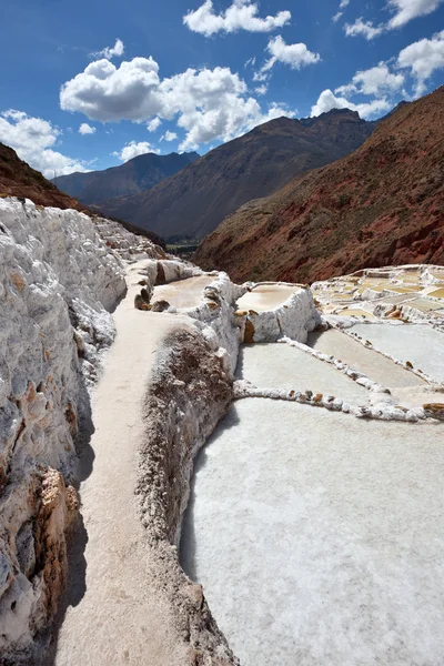 Panelas de sal em terraços — Fotografia de Stock