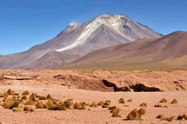 Masywne Andezyt stratowulkan w Andach — Zdjęcie stockowe