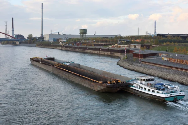 德国莱茵河上的驳船 — 图库照片