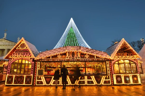 Nachtansicht des Weihnachtsbaums in Vilnius — Stockfoto