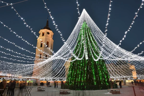 Nachtansicht des Weihnachtsbaums in Vilnius — Stockfoto
