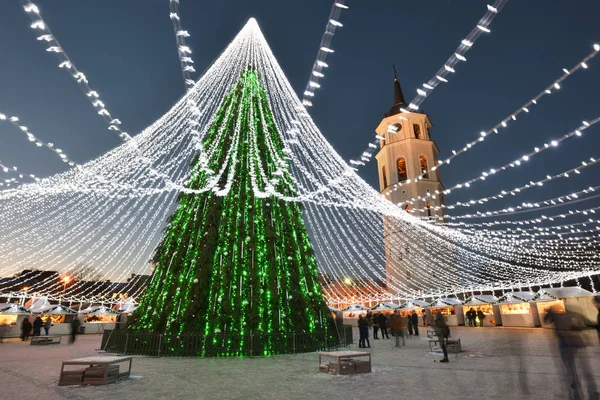 Nachtansicht des Weihnachtsbaums in Vilnius — Stockfoto