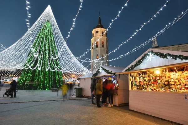 Nacht uitzicht op de kerstboom in Vilnius — Stockfoto