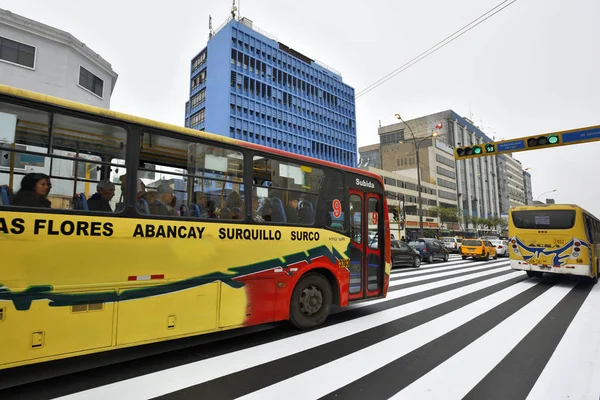 Verkeer in de straat van Lima, Peru — Stockfoto