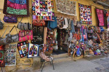 Hediyelik eşya dükkanı, Peru satışında renkli ürünler