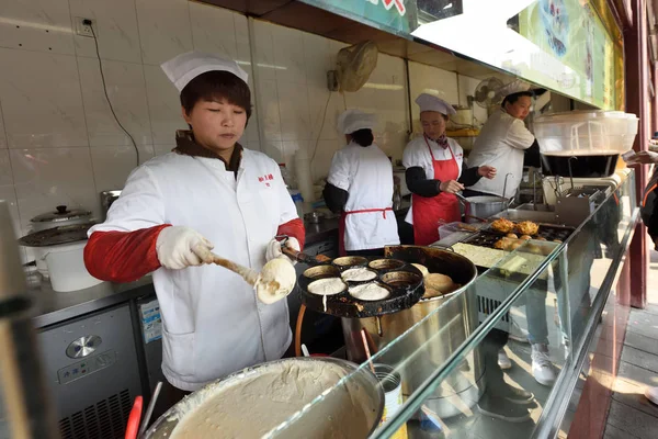 Chinese people trades traditional food, Shanghai — Stock Photo, Image