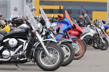 Bir park üreten motosiklet