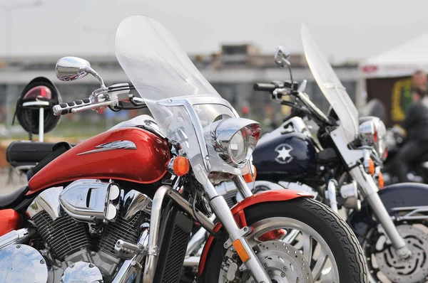 Мотоцикли в парковка — стокове фото