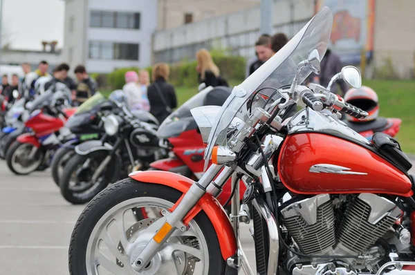 Motorcyklar i en parkering — Stockfoto