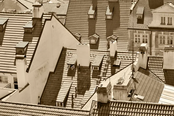 Ziegeldächer der Altstadt von Prag, Tschechische Republik — Stockfoto