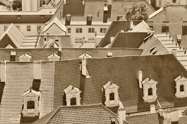 Kakel taken i den gamla staden Prag — Stockfoto
