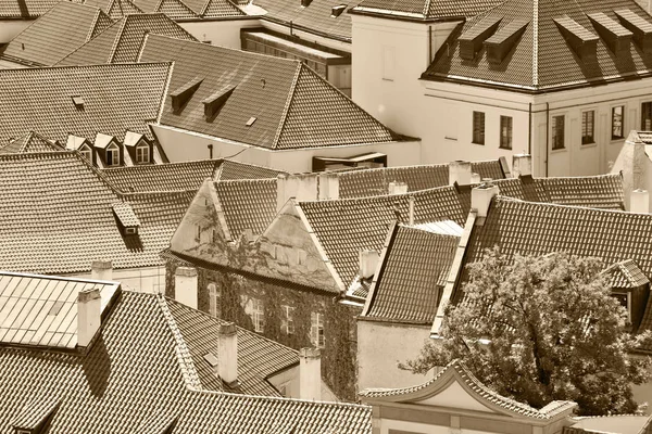 Tetti in piastrelle della città vecchia Praga — Foto Stock