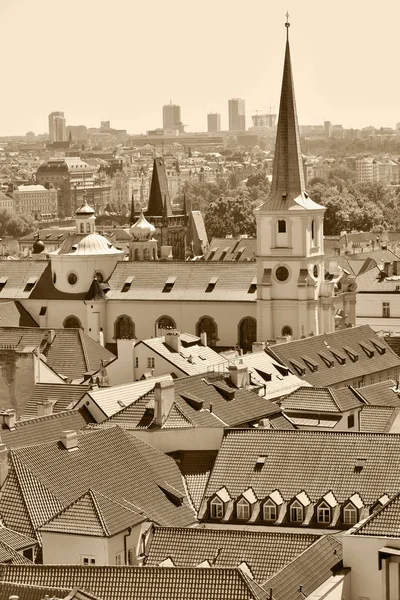 Tegel van de daken van de oude stad van Praag — Stockfoto