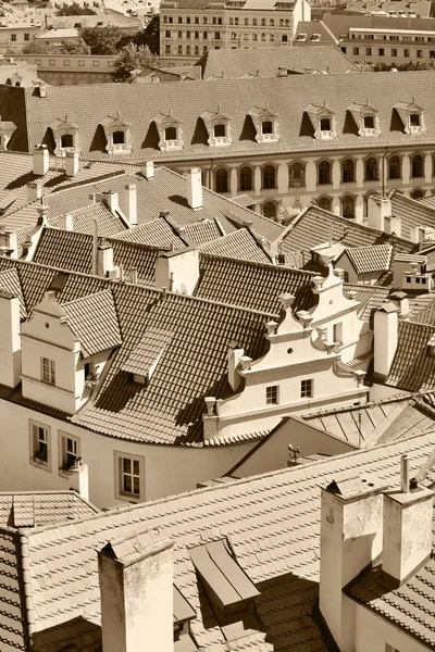 Azulejos techos de la ciudad vieja Praga — Foto de Stock