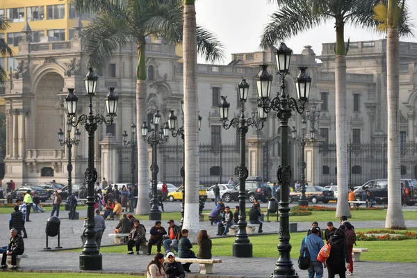 Personas en la calle de Lima, Perú — Foto de Stock