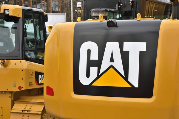 Caterpillar veículo de equipamentos pesados e logotipo — Fotografia de Stock