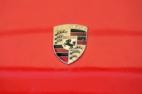 Antiguo y rayado Porsche firmar de cerca — Foto de Stock
