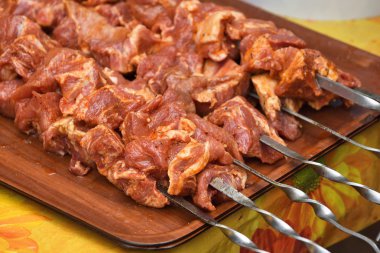 Marine Şaşlık mangal için hazırlanıyor