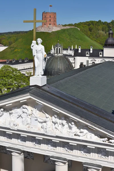 Gedimino tornet och skulpturer av katedralen i Vilnius — Stockfoto