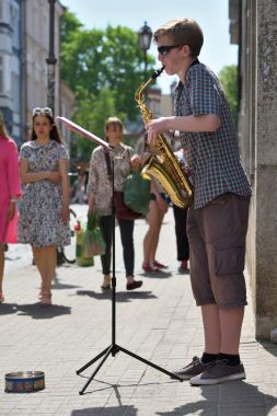 Müzisyen oyun saksafon Street müzik gün içinde