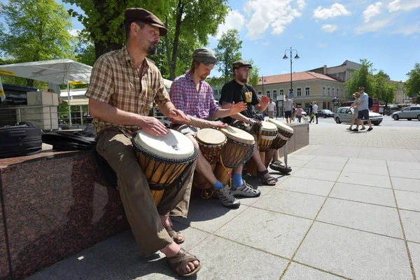 Musiker spielen Schlagzeug — Stockfoto