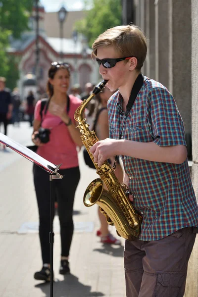 Музыкант играет на саксофоне в День уличной музыки — стоковое фото