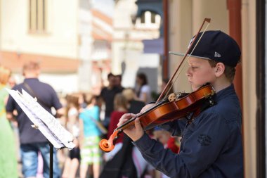 Müzisyen oyun keman Street müzik günde