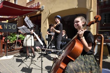 Müzisyen oyun keman Street müzik günde