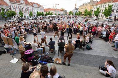 Müzisyenler oyun davul ve dans
